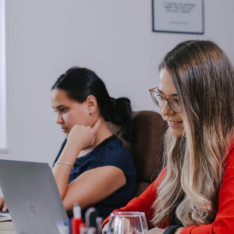 Colege lucrând împreună